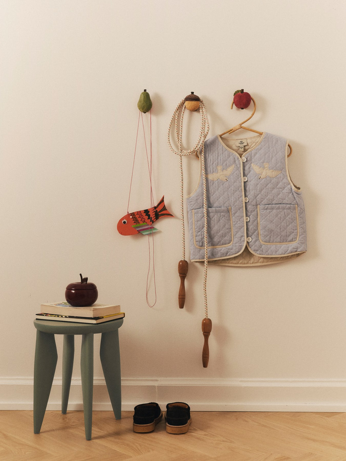 Kinderhocker Feve von Ferm Living aus massiver, FSC-zertifizierter Esche in Rose, mit schlanken Beinen und runder Sitzfläche, kompakte Bauform.