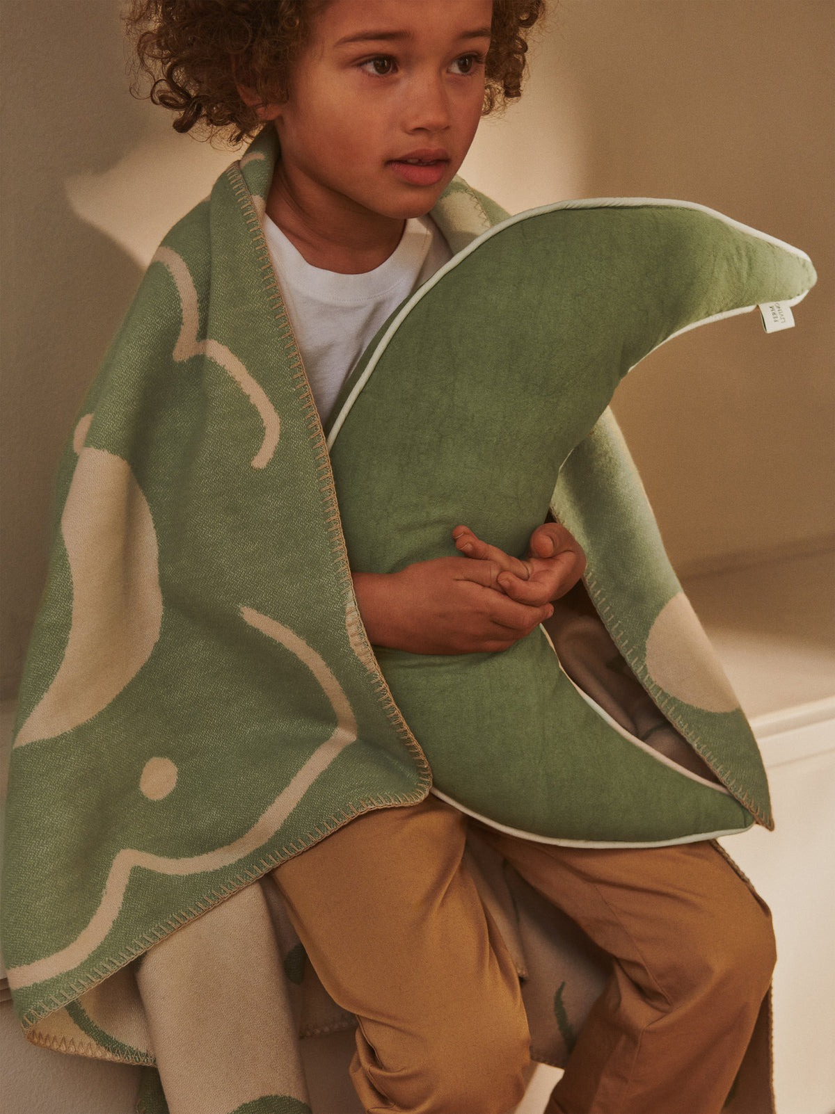 Skye Blanket Tea Green/Parchment in Tea Green/Parchment präsentiert im Onlineshop von KAQTU Design AG. Wolldecke ist von Ferm Living