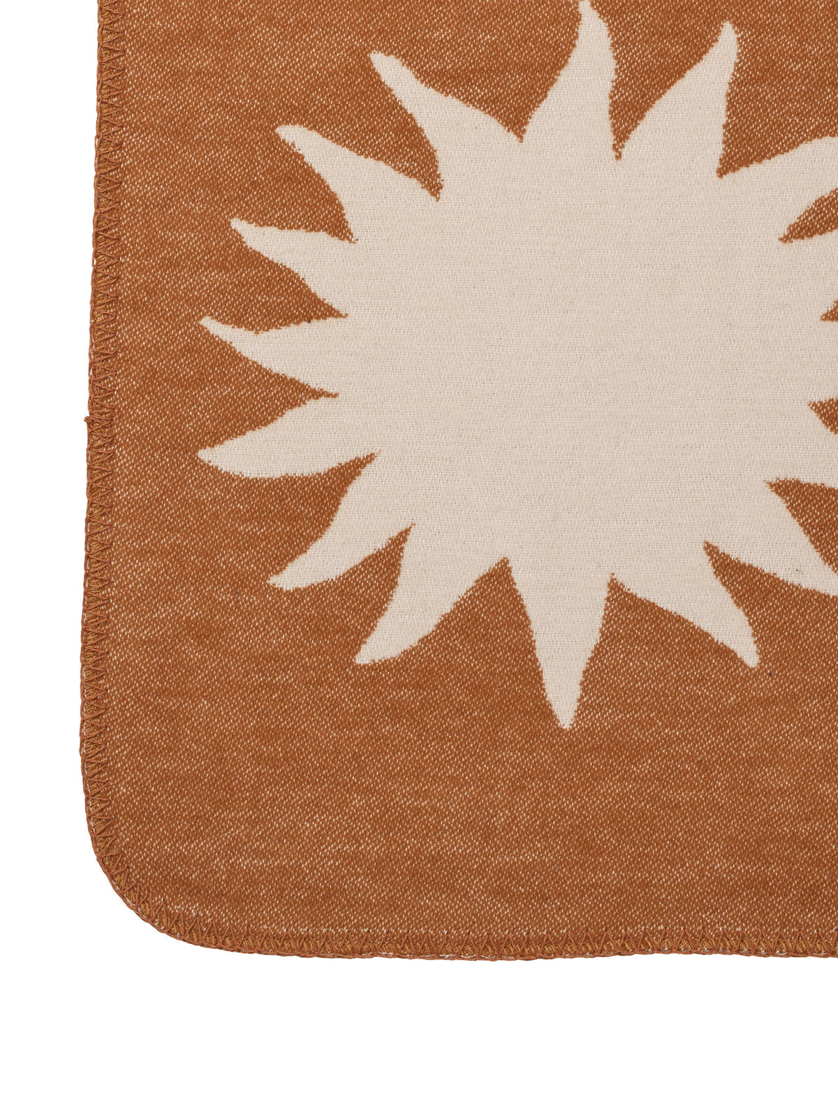 Skye Blanket Sienna/Parchment in Sienna/Parchment präsentiert im Onlineshop von KAQTU Design AG. Wolldecke ist von Ferm Living