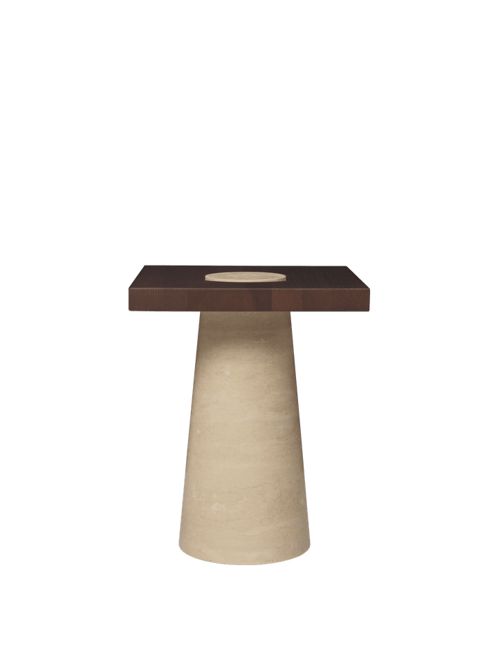 Eleganter Grova Beistelltisch hoch von Ferm Living, ideal für kreative Raumgestaltungen und praktische Ablageflächen.