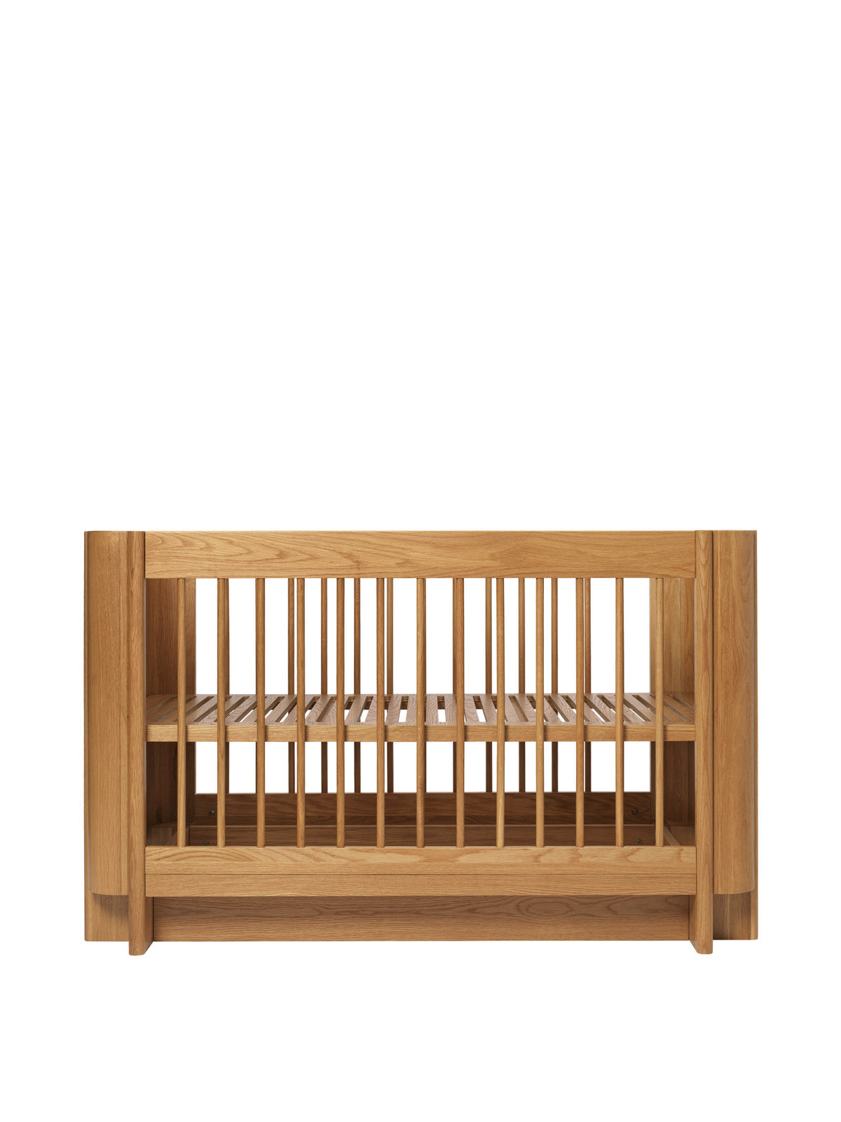 Tilu Babybett in Natur Eiche präsentiert im Onlineshop von KAQTU Design AG. Bett ist von Ferm Living