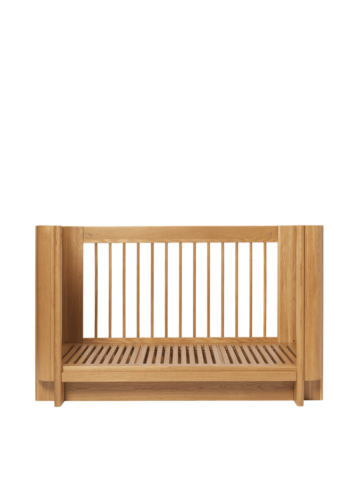 Modernes Tilu Babybett von Ferm Living, ideal für ein geschmackvolles Kinderzimmer, bietet Komfort und stilvolle Akzente für Ihr Baby.