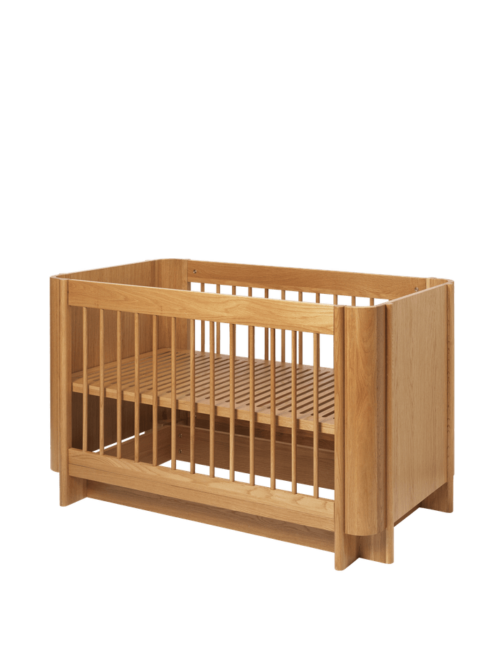 Modernes Tilu Babybett von Ferm Living, ideal für ein geschmackvolles Kinderzimmer, bietet Komfort und stilvolle Akzente.