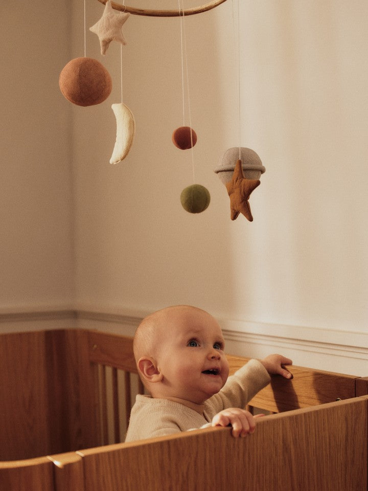 Elegantes Tilu Babybett von Ferm Living, perfekt für zeitgemäße Kinderzimmer, vereint Funktionalität und ästhetisches Design.