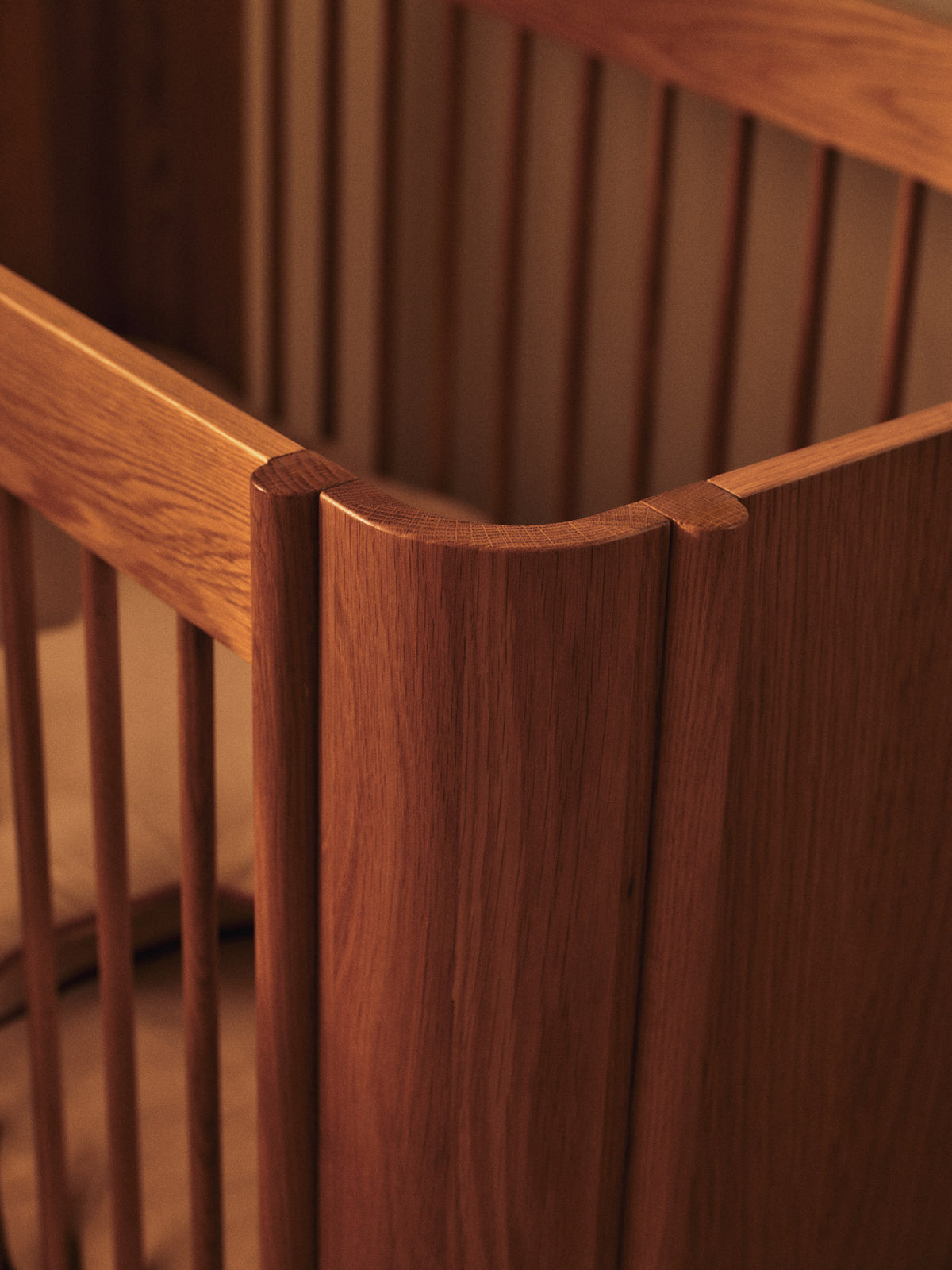 Tilu Babybett in Natur Eiche präsentiert im Onlineshop von KAQTU Design AG. Bett ist von Ferm Living