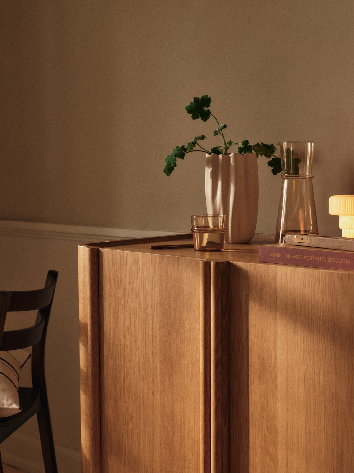 Tilu Kommode in Natur Eiche präsentiert im Onlineshop von KAQTU Design AG. Kommode ist von Ferm Living