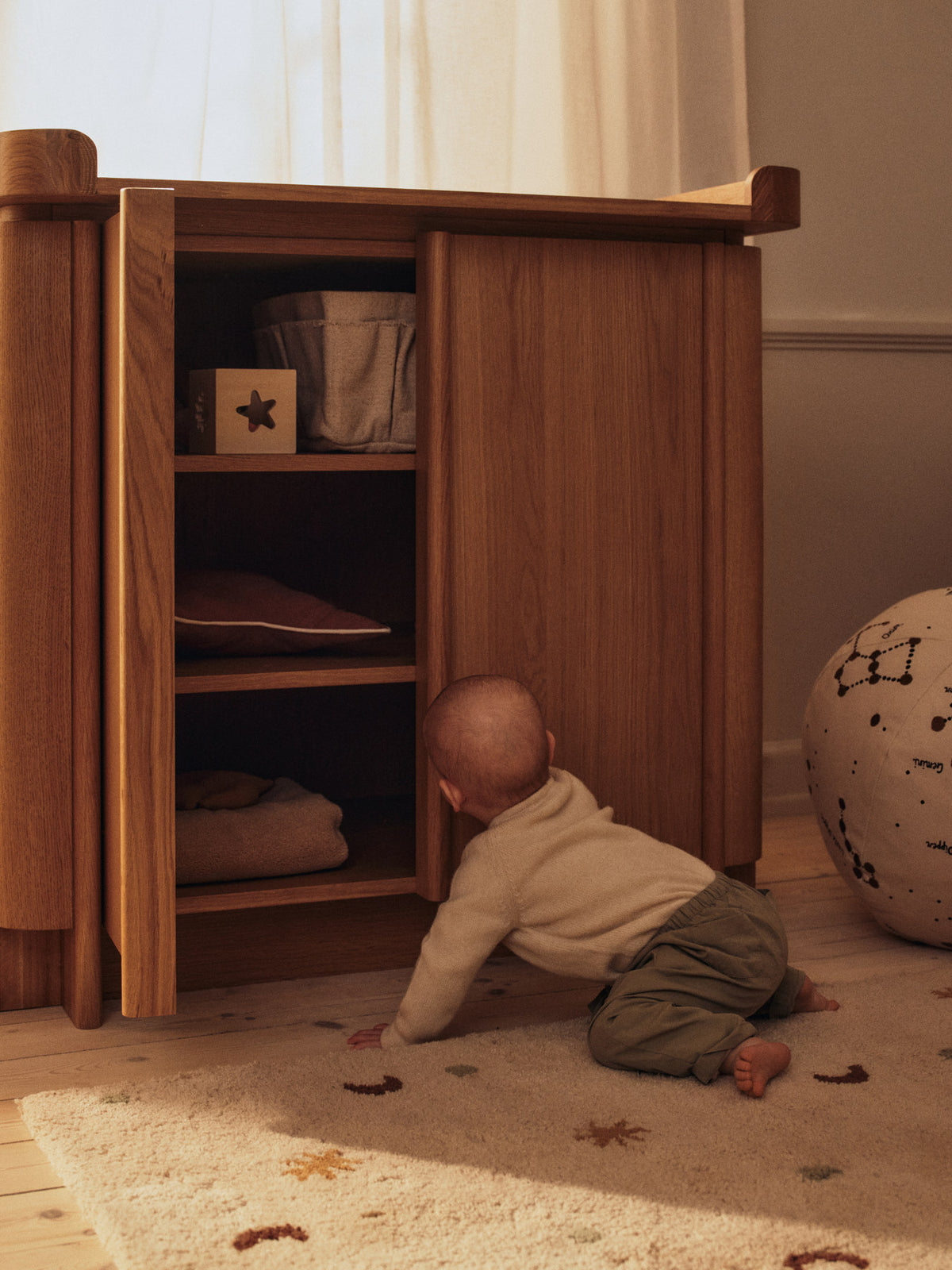 Tilu Kommode in Natur Eiche präsentiert im Onlineshop von KAQTU Design AG. Kommode ist von Ferm Living