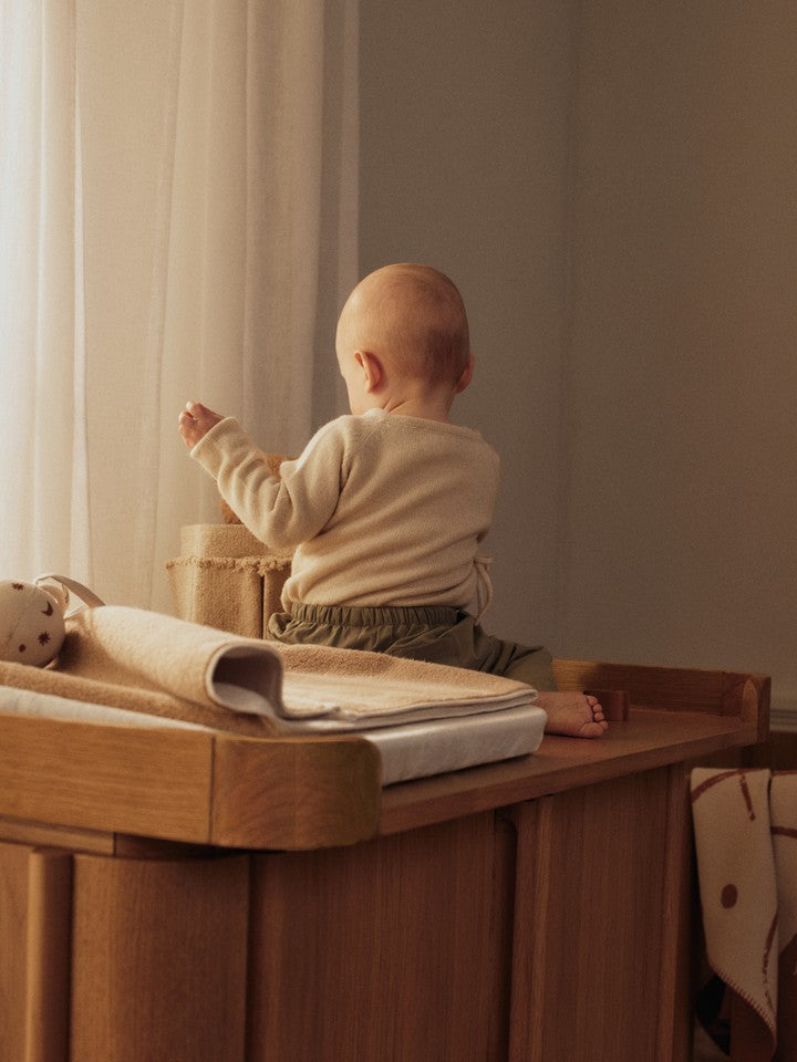 Tilu Wickeltisch in  präsentiert im Onlineshop von KAQTU Design AG. Kommode ist von Ferm Living