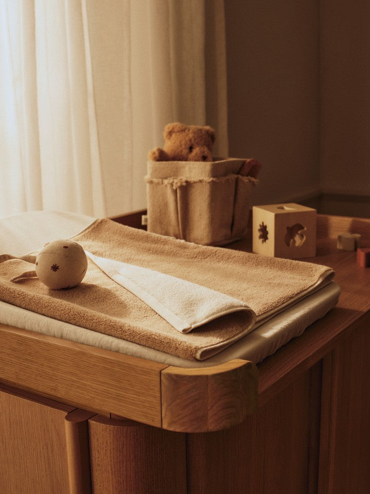 Moderner Tilu Wickeltisch von Ferm Living, perfekt für stilvolle Kinderzimmer, vereint Funktionalität und ästhetisches Design.