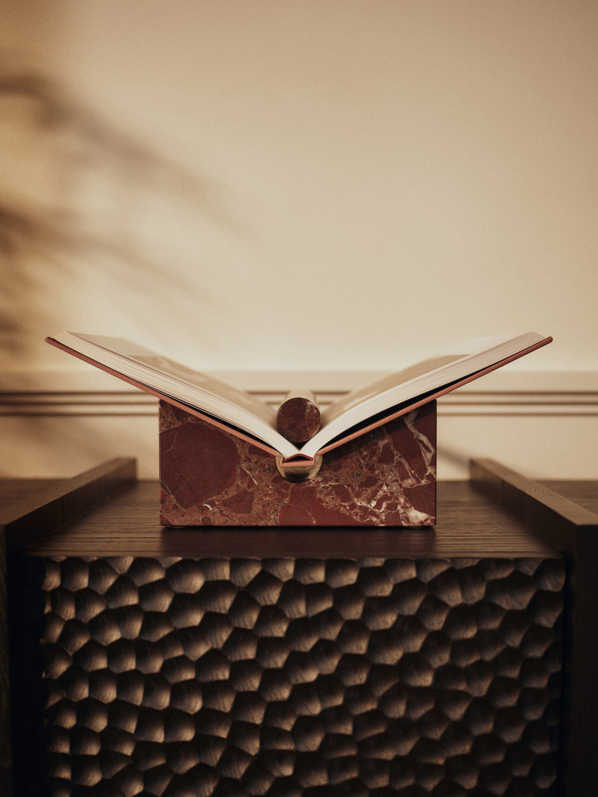 Tvara Book Stand in Rosso Levanto präsentiert im Onlineshop von KAQTU Design AG. Buchstütze ist von Ferm Living