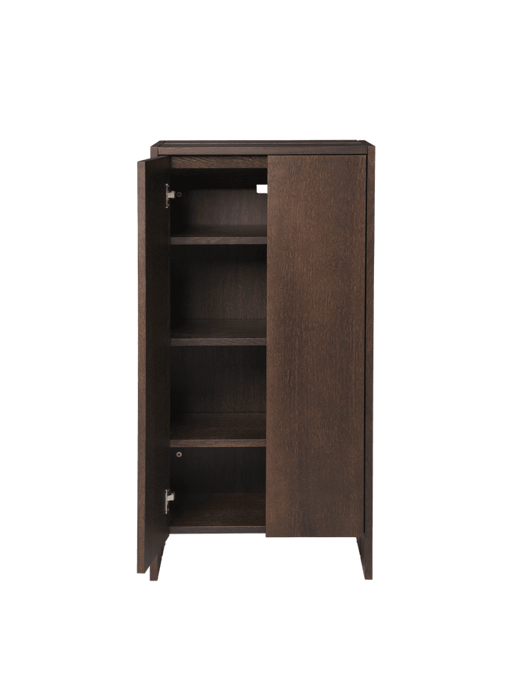 Eleganter Parcel Hallway Cabinet H110 aus dunkel gebeizter Eiche, ideal für stilvolle Ordnung im Flur, von Ferm Living.