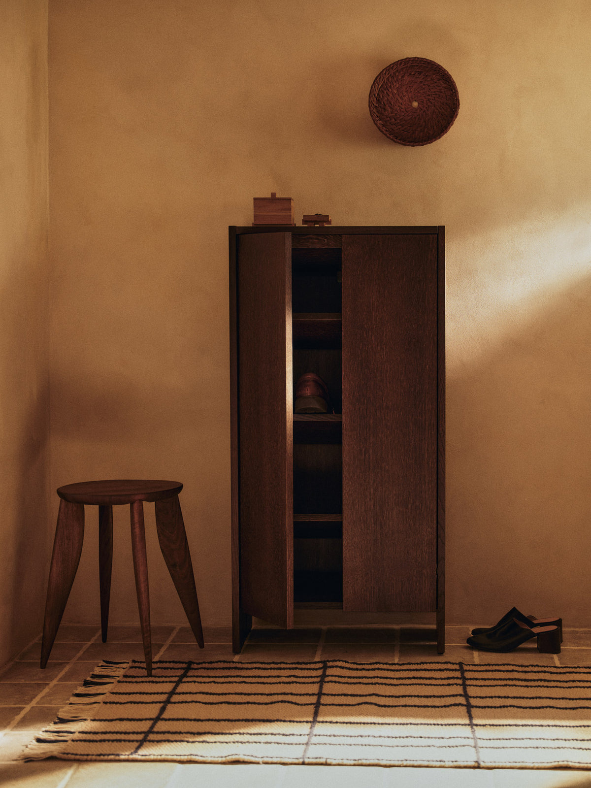 Parcel Hallway Cabinet H110 in Dark Stained Oak präsentiert im Onlineshop von KAQTU Design AG. Cabinet ist von Ferm Living