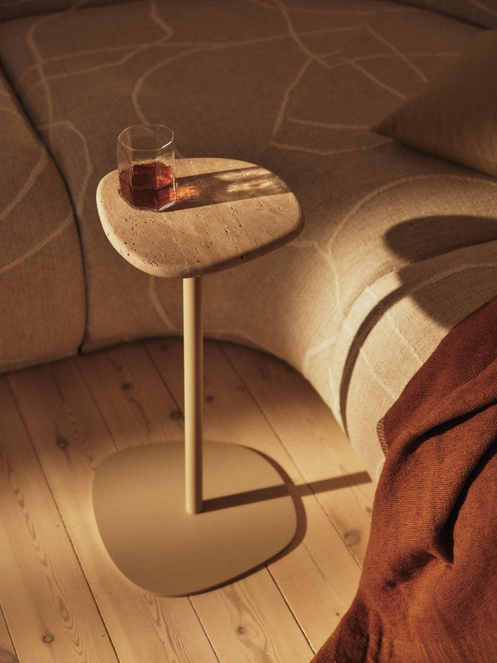 Plyo Accent Table  in Light Cashmere präsentiert im Onlineshop von KAQTU Design AG. Beistelltisch ist von Ferm Living