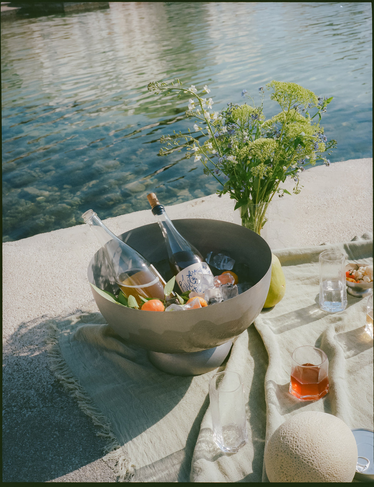Tumbled Champagne Cooler 38 in Tumbled Stainless steel präsentiert im Onlineshop von KAQTU Design AG. Flaschenkühler ist von Ferm Living