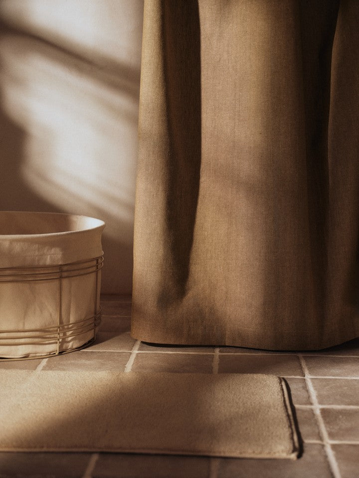 Eleganter Fio Wäschekorb Low von Ferm Living in Cashmere/Natural, ideal für stilvolle Aufbewahrung und Ordnung im Zuhause.