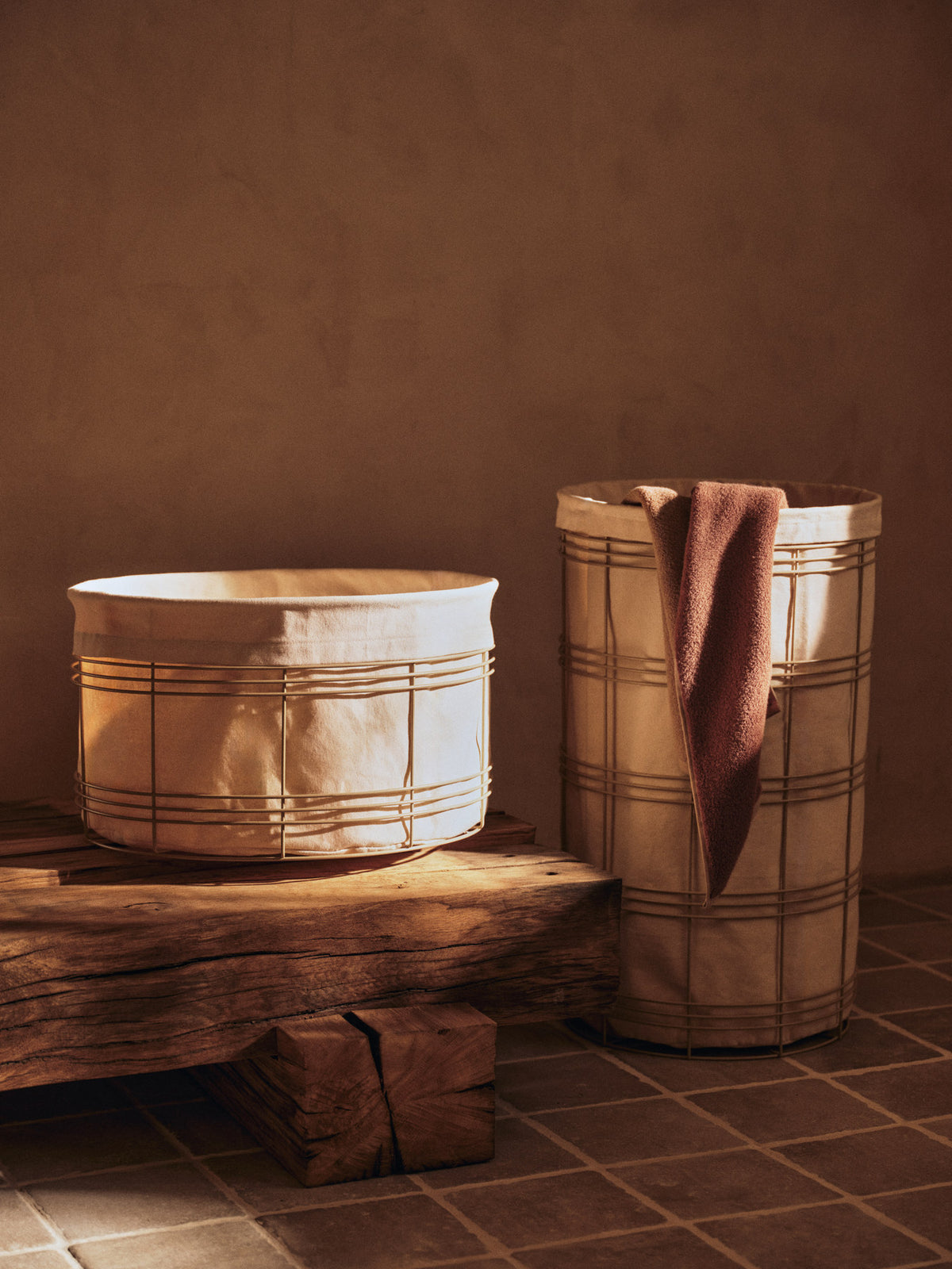 Fio Wäschekorb Low in Cashmere/Natural präsentiert im Onlineshop von KAQTU Design AG. Wäschekorb ist von Ferm Living