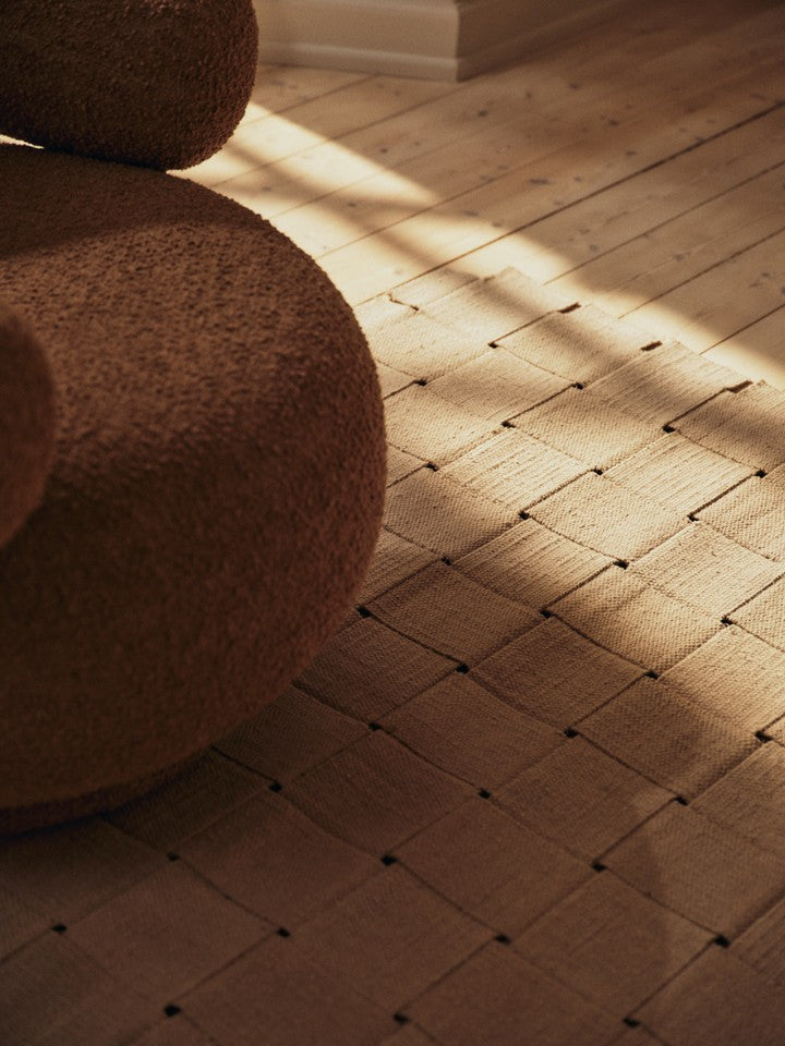 Eleganter Foundation Teppich in 135 x 200 cm von Ferm Living, ideal für stilvolle Wohnräume und gemütliche Akzente.