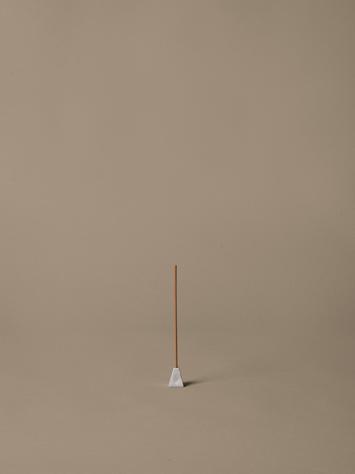 Pyra Incense Stick Holder in Brushed Aluminum präsentiert im Onlineshop von KAQTU Design AG. Kerzenständer ist von Ferm Living