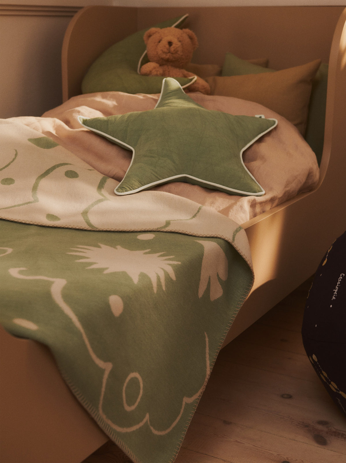 Moon Cushion in Tea Green präsentiert im Onlineshop von KAQTU Design AG. Kissen ist von Ferm Living
