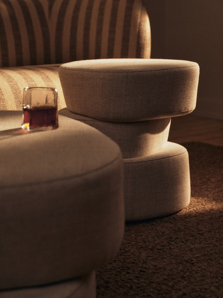 Eleganter Plyo Pouf Staple in sanftem Off-White, ideal für stilvolle Akzente in jedem Raum, entworfen von Ferm Living.