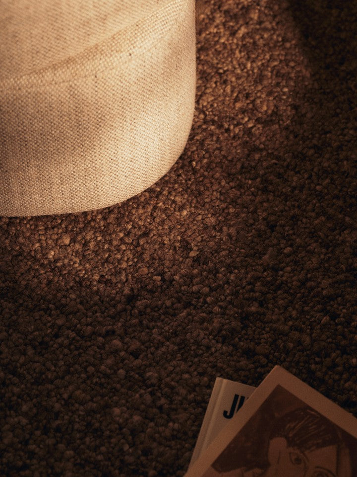 Moderner Plyo Pouf Staple in zartem Off-White, perfekt für gemütliche Sitzgelegenheiten und stilvolle Wohnraumgestaltung von Ferm Living.