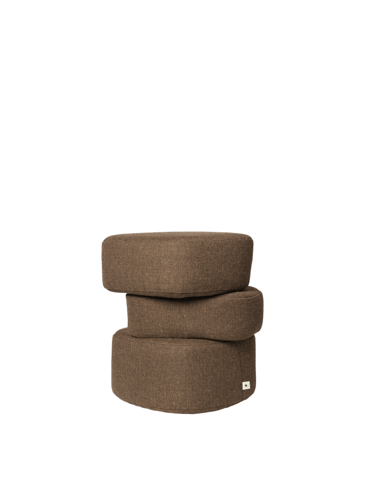 Plyo Pouf Staple  in Dark Brown präsentiert im Onlineshop von KAQTU Design AG. Pouf ist von Ferm Living