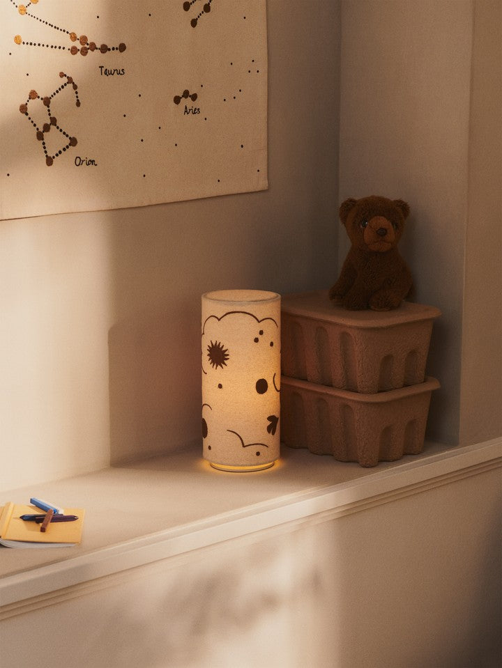 Moderne Skye Tischlampe von Ferm Living, kombiniert Holz und Bronze für ein zeitloses Design, perfekt für gemütliche Beleuchtung.