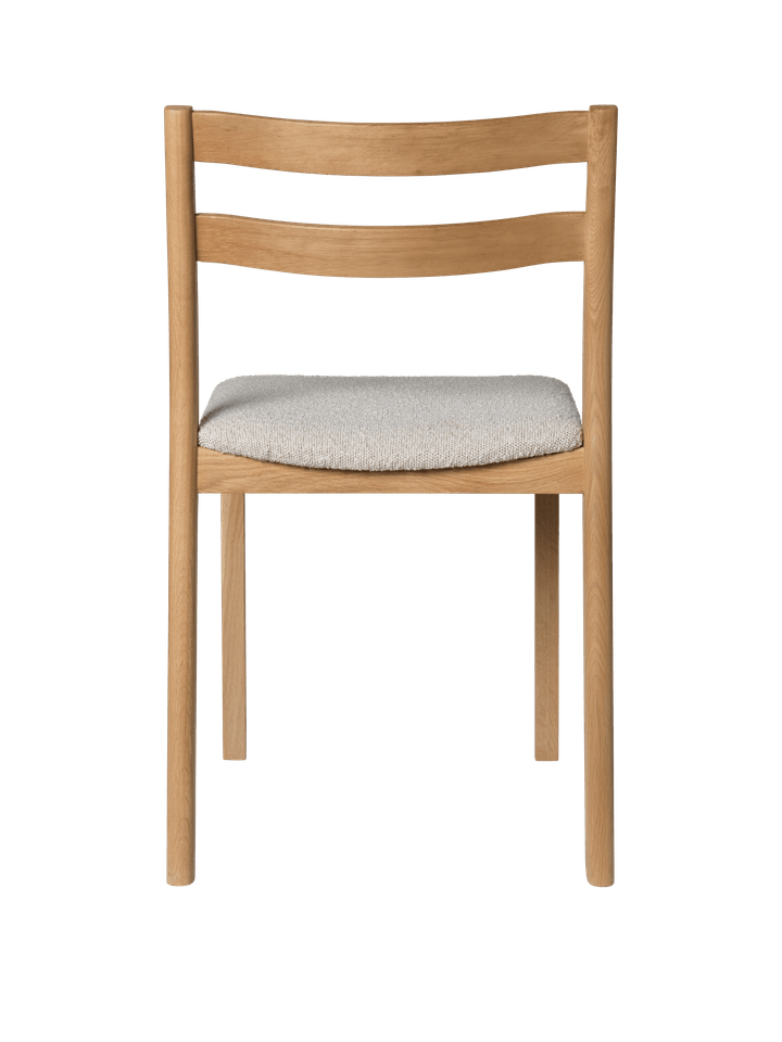 Eleganter Boda Esszimmerstuhl von Ferm Living, gepolstert mit robustem Bouclé in natürlichen Off-White-Tönen, ideal für stilvolle Essbereiche.