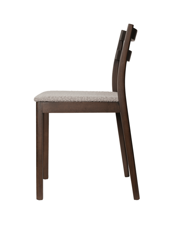 Eleganter Boda Esszimmerstuhl von Ferm Living, gepolstert mit robustem Bouclé-Stoff in dunkler Beize und natürlichem Finish.
