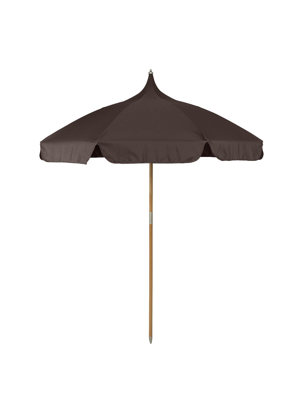 Lulle Sonnenschirm von Ferm Living in Pagodenform mit Holzstange und Polyestergewebe, Farbe Dark Chocolate, für den Outdoor-Einsatz