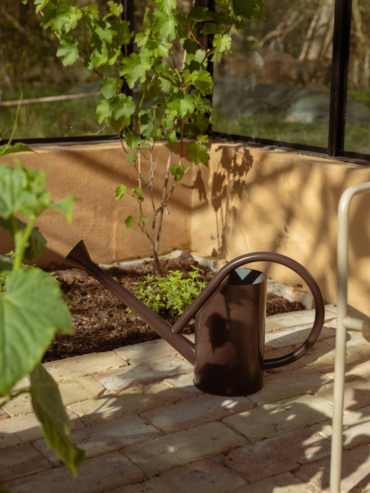 Antila Giesskanne in Dark Chocolate präsentiert im Onlineshop von KAQTU Design AG. Giesskanne ist von Ferm Living