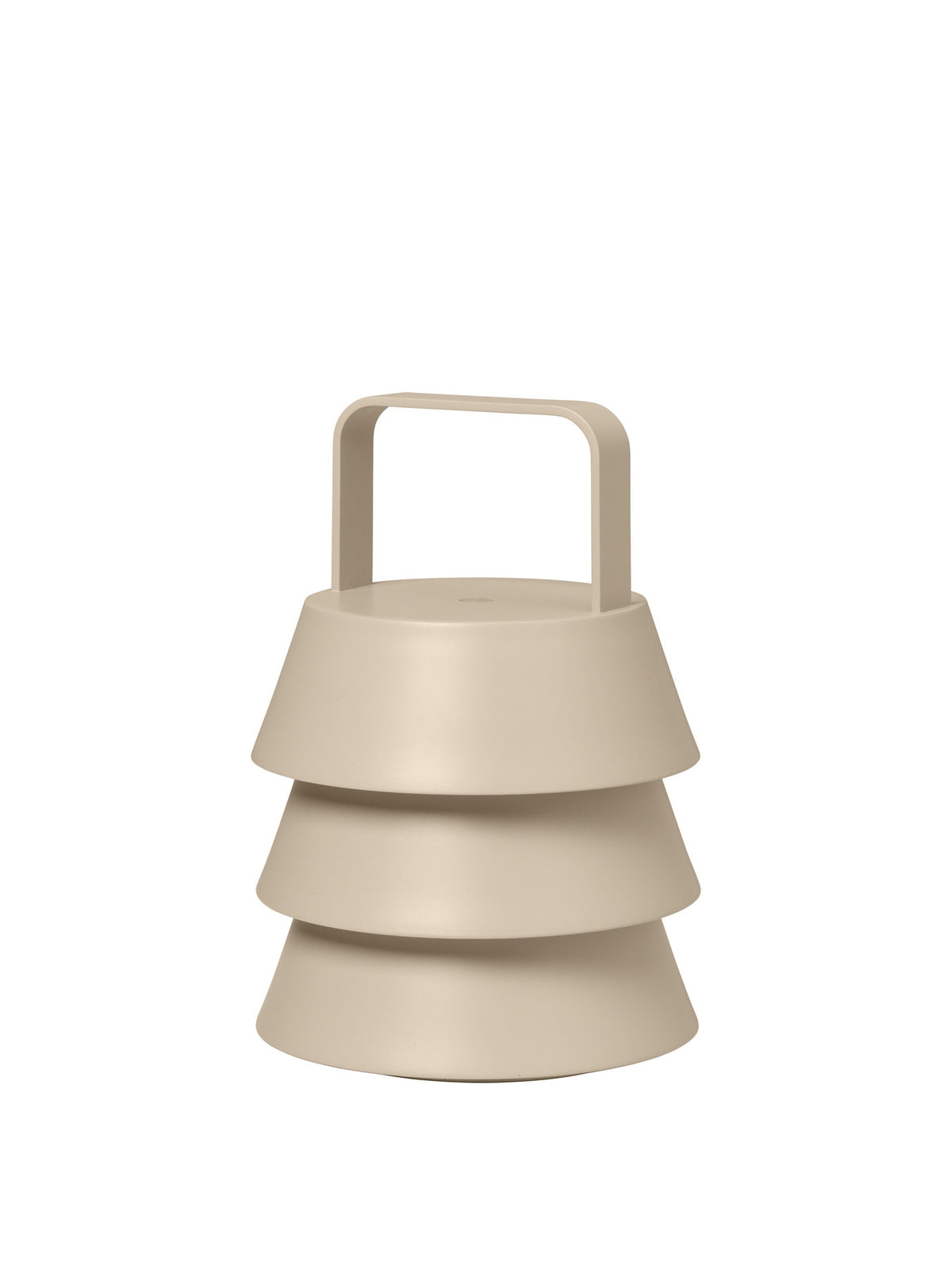 Luver Tragbare Lampe von Ferm Living: Tischleuchte mit drei spitz zulaufenden Schirmen aus Douglasienholz, Eisenbasis und gebogenem Holzgriff in Natürlich.