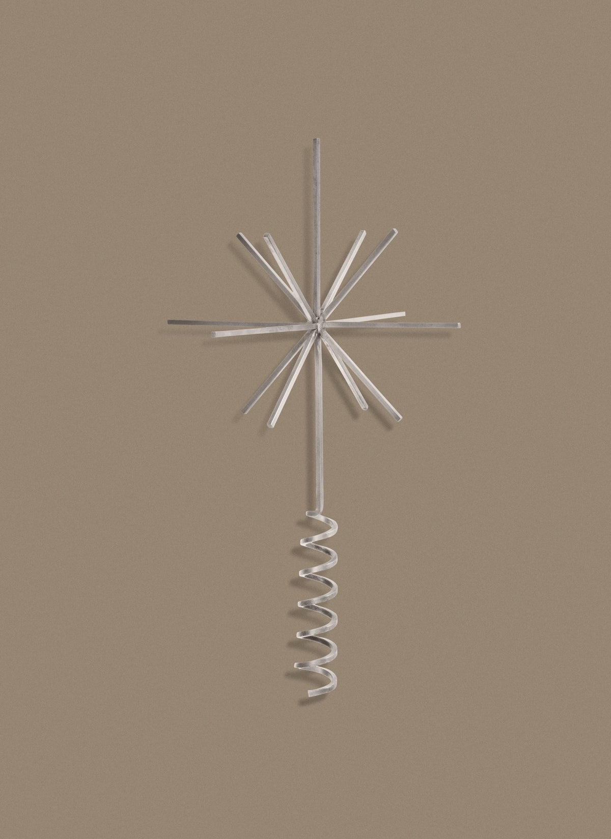 Sternförmige Weihnachtsbaumspitze aus versilbertem Massivmessing, glänzend, geometrische Form, als Christbaumschmuck von Ferm Living.