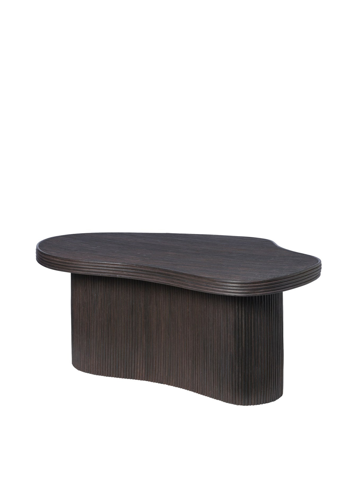 Isola Couchtisch von Ferm Living mit dunkel gebeizter Rattan-Oberfläche, geschwungener Form und Sperrholz-Innenkonstruktion, Masse 100x70x40cm.