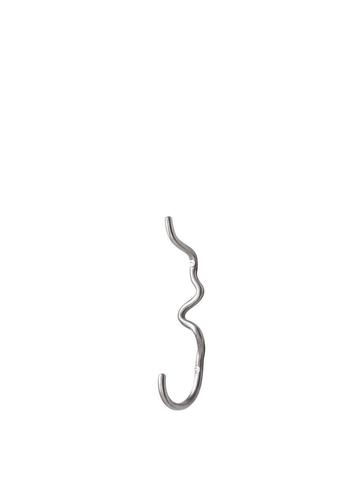Curvature Haken von Ferm Living aus Edelstahl, handgefertigt mit geschwungener Form, zum Aufhängen von Handtüchern und Kleidung geeignet.