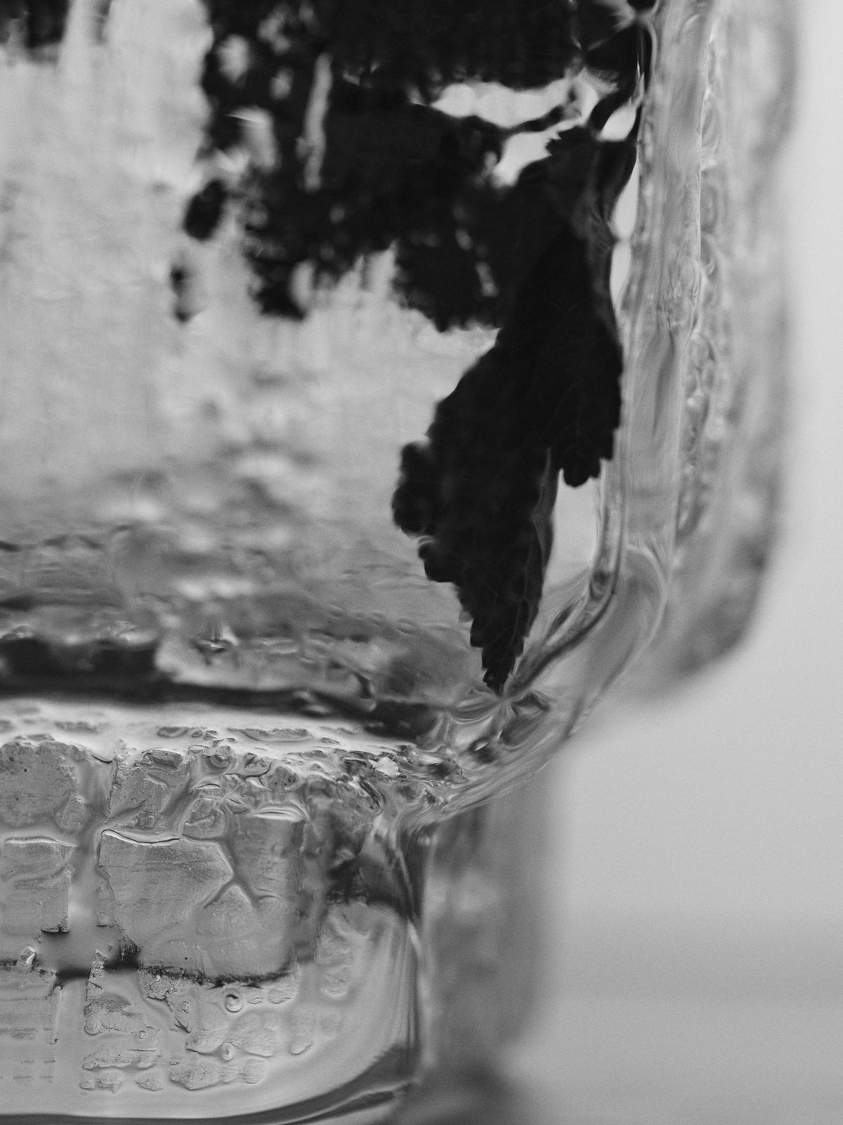 Klare Glasvase Mokuri H25 von Ferm Living mit facettierter Oberfläche und vertikalen Linien, mundgeblasen aus recyceltem Glas.