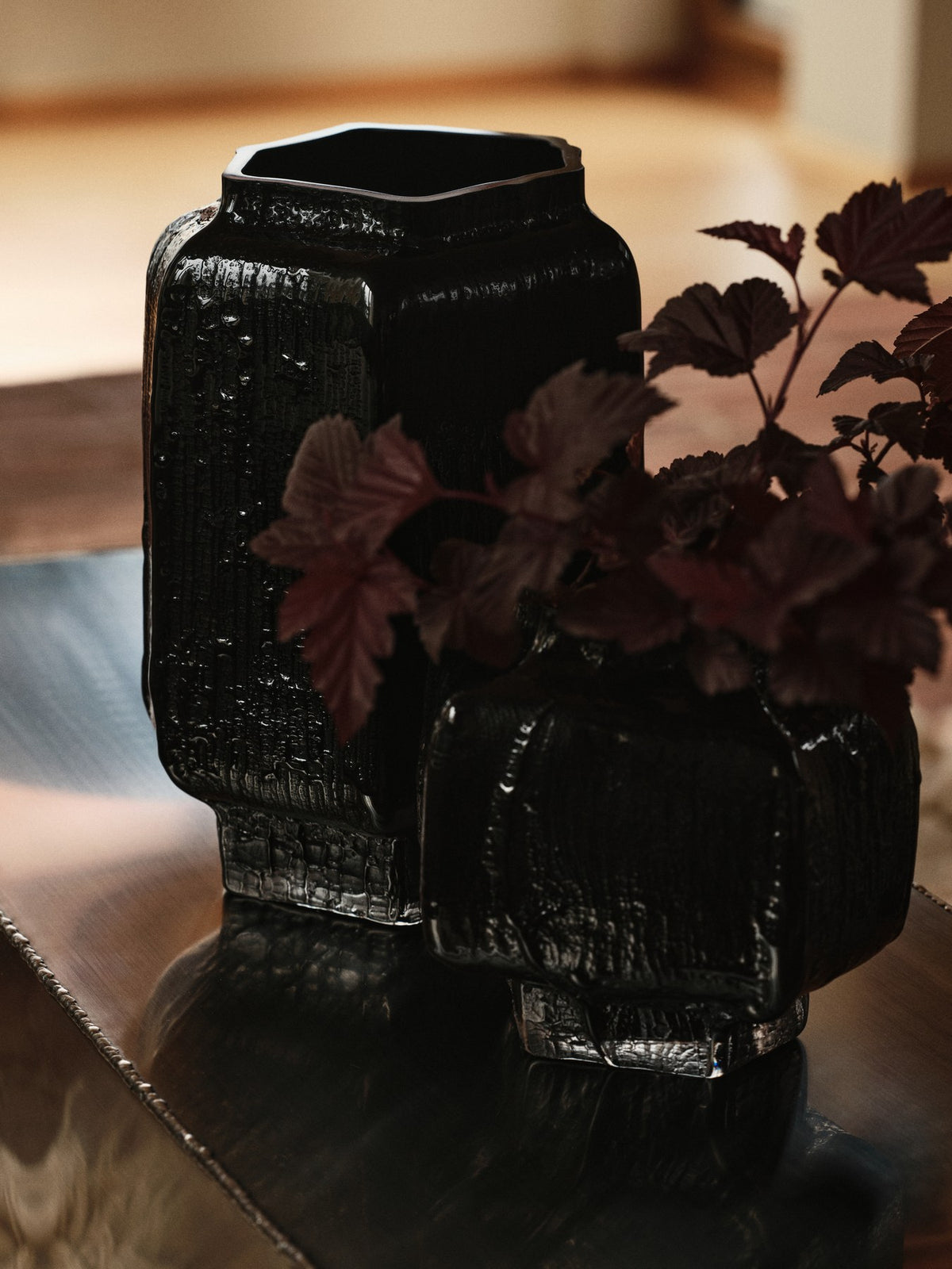 Klare Glasvase Mokuri H25 von Ferm Living mit facettierter Oberfläche und vertikalen Linien, mundgeblasen aus recyceltem Glas.