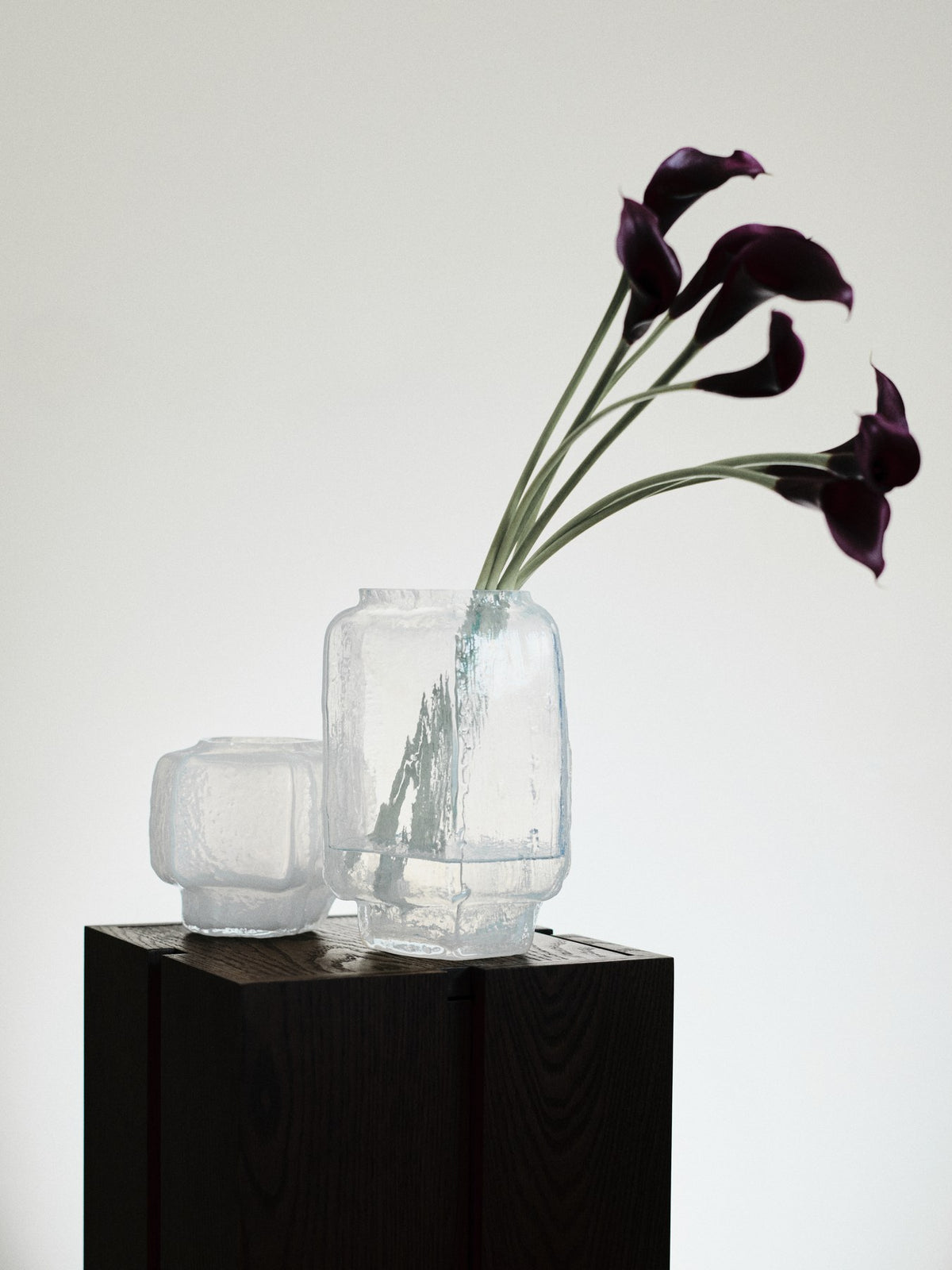 Klare Glasvase Mokuri H25 von Ferm Living mit facettierter Oberfläche und vertikalen Linien, mundgeblasen aus recyceltem Glas.