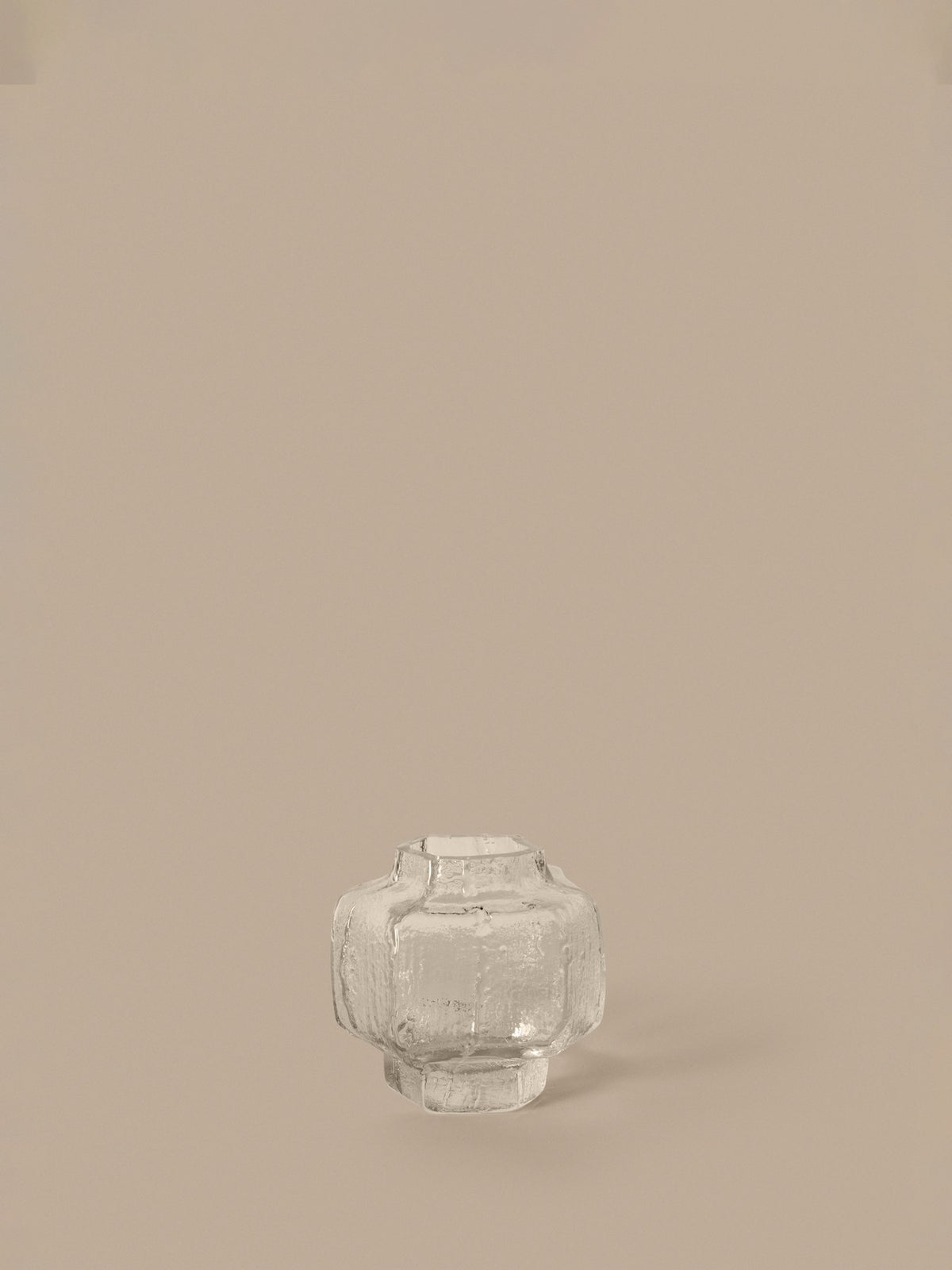 Schwarze Mokuri Vase aus mundgeblasenem, recyceltem Glas mit facettierter Oberfläche und vertikalen Linien, Höhe 15 cm.