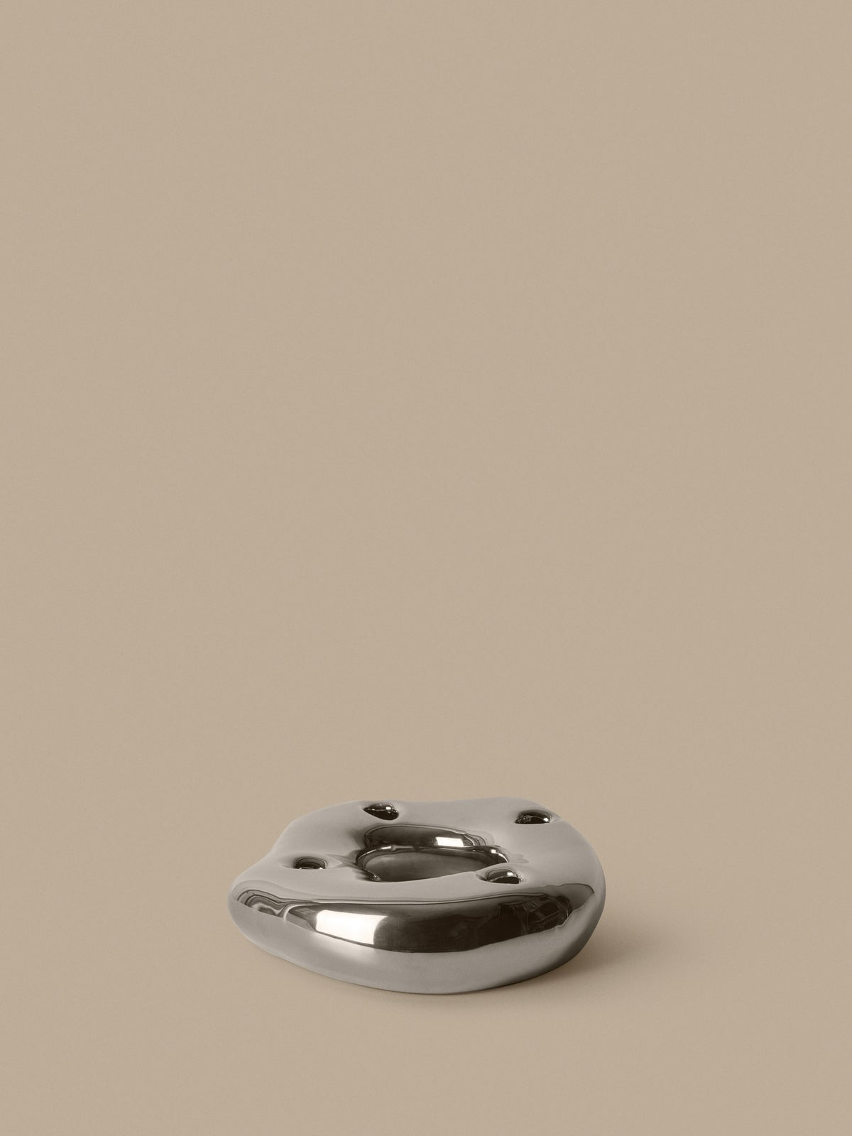 Ring-Kerzenhalter Bellure von Ferm Living aus galvanisiertem Porzellan in Messing-Finish, organische Ringform für vier Kerzen.
