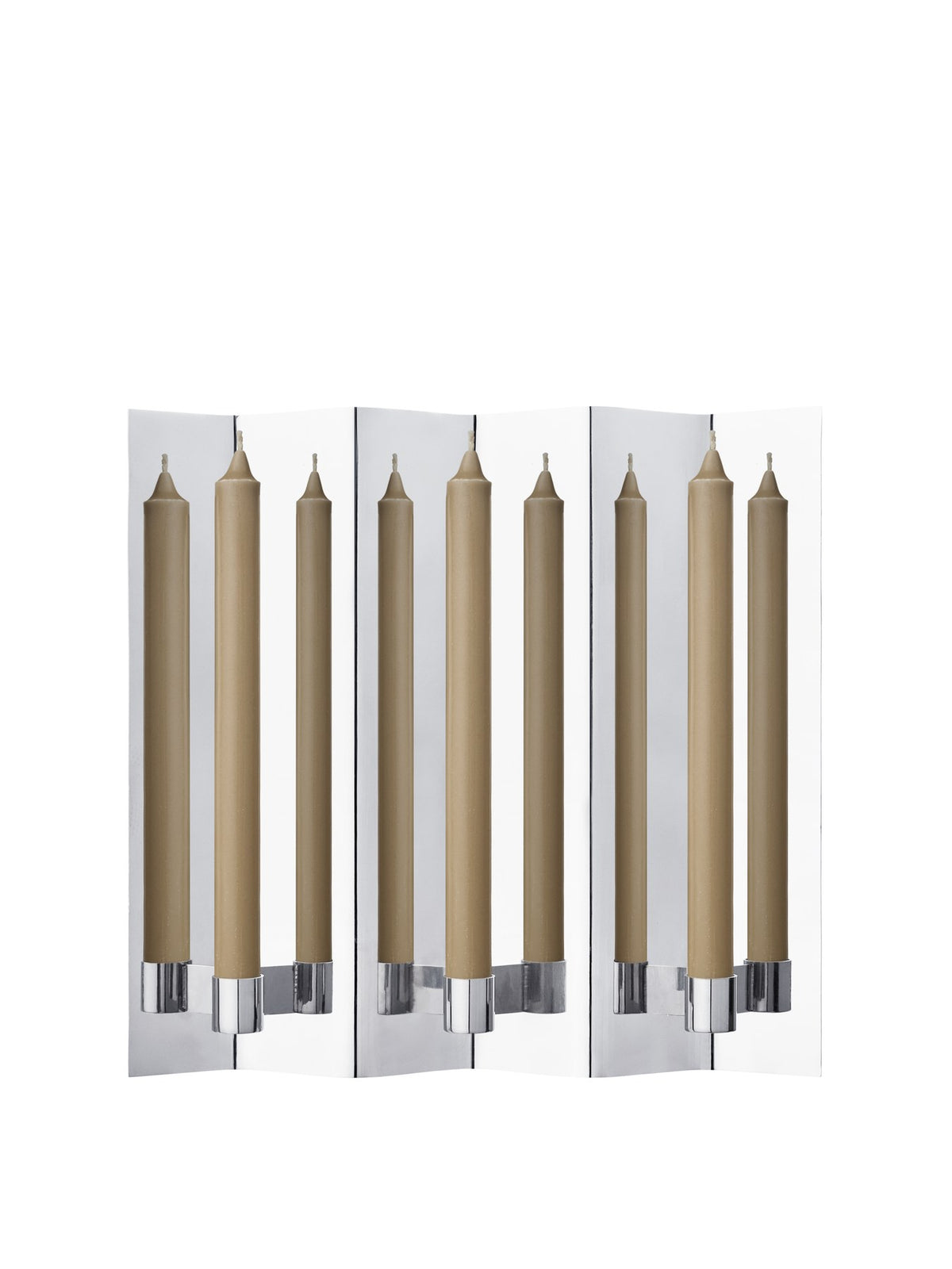 Wandkerzenhalter Eddy 3 von Ferm Living aus spiegelpoliertem Edelstahl, gefaltete Form für drei Kerzen, montiert an weisser Wand.