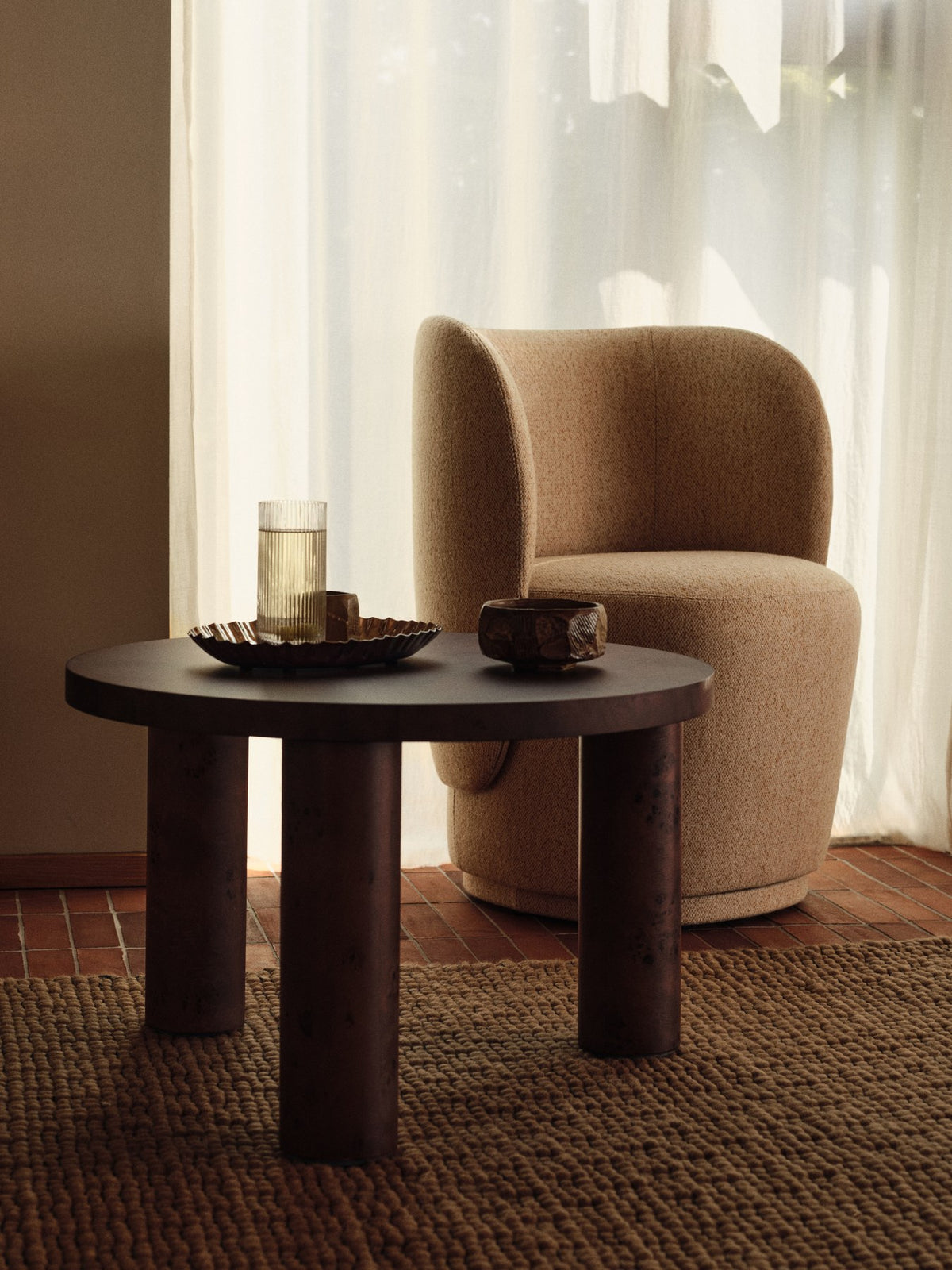 Couchtisch Burl von Ferm Living aus dunkel gebeiztem Wurzelholzfurnier mit MDF-Kern, geometrische Form, sichtbare natürliche Holzmaserung und Astlöcher.