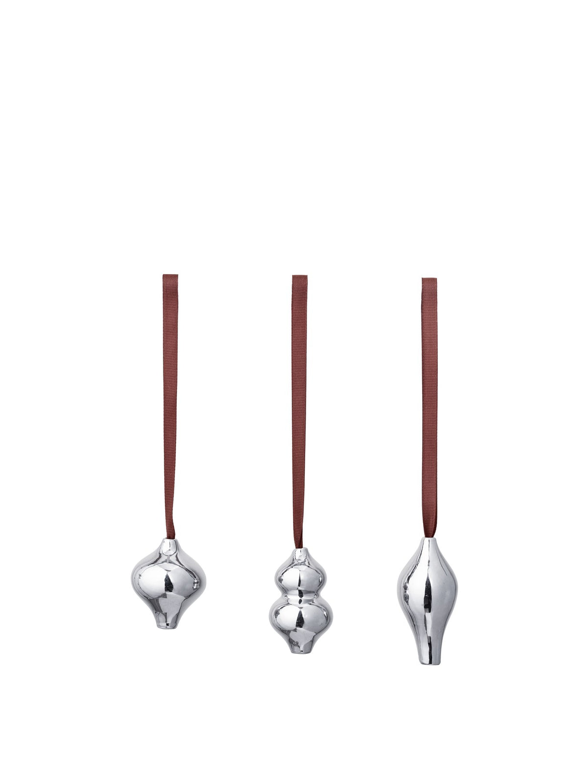 Drei silberfarbene Ornamente aus galvanisiertem Steingut mit Polyesterband, dekorativ angeordnet, Design von Ferm Living aus Dänemark.