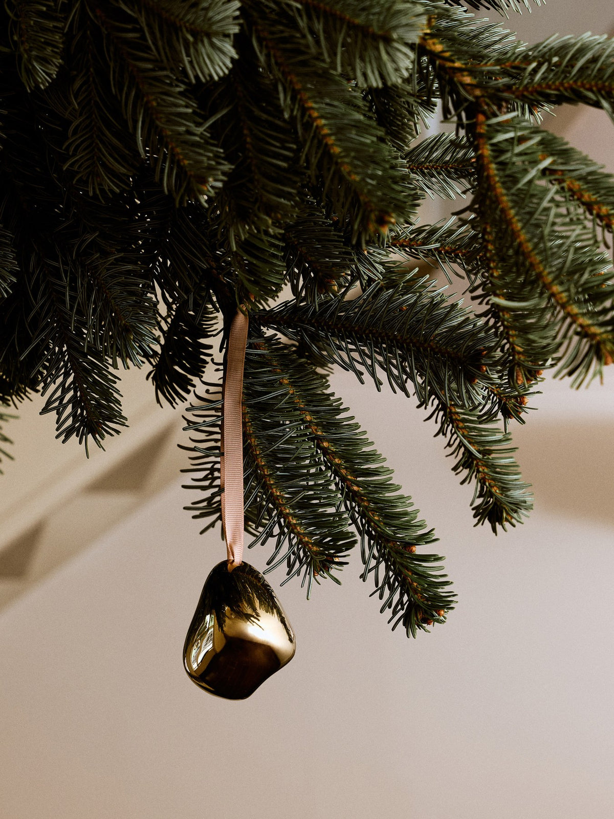 Zwei runde Weihnachtskugeln aus galvanisiertem Steingut mit Messing-Finish, glatte organische Form, inklusive Polyesterband.