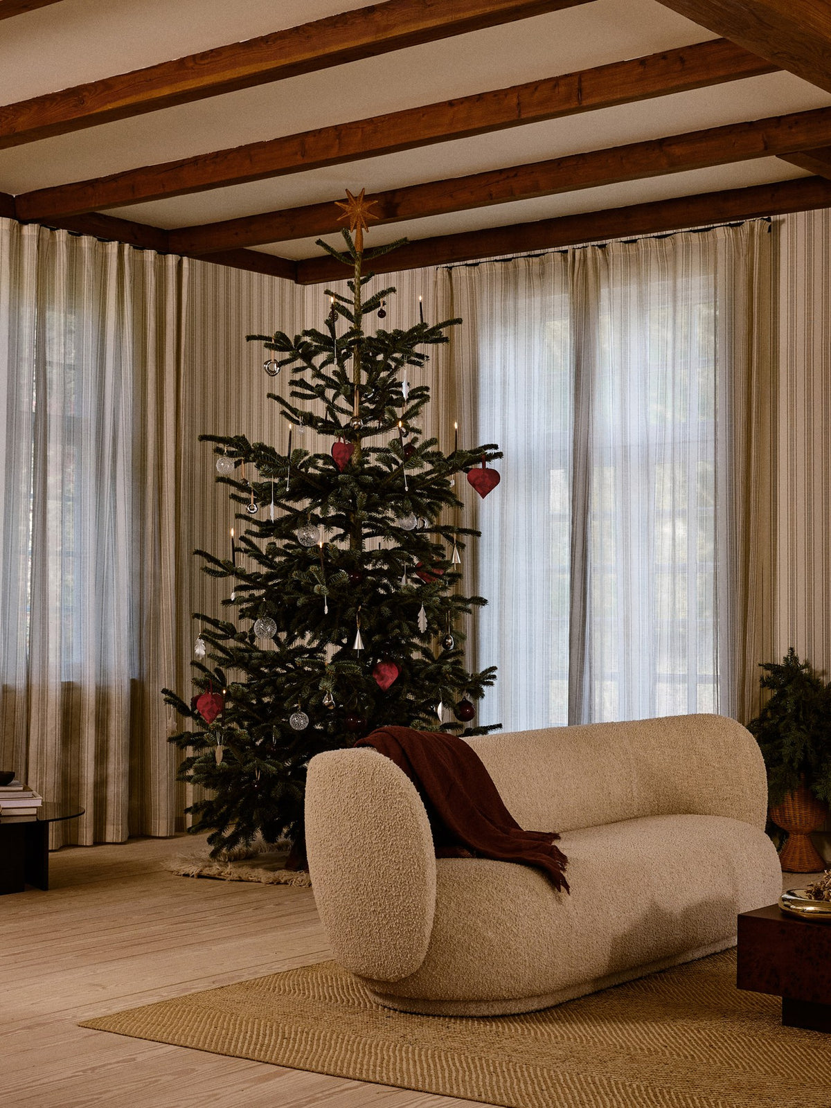 Zwei runde Ornamente aus galvanisiertem Steingut in Messing-Finish mit Polyesterband, abstrakte organische Form, Weihnachtsdekoration.
