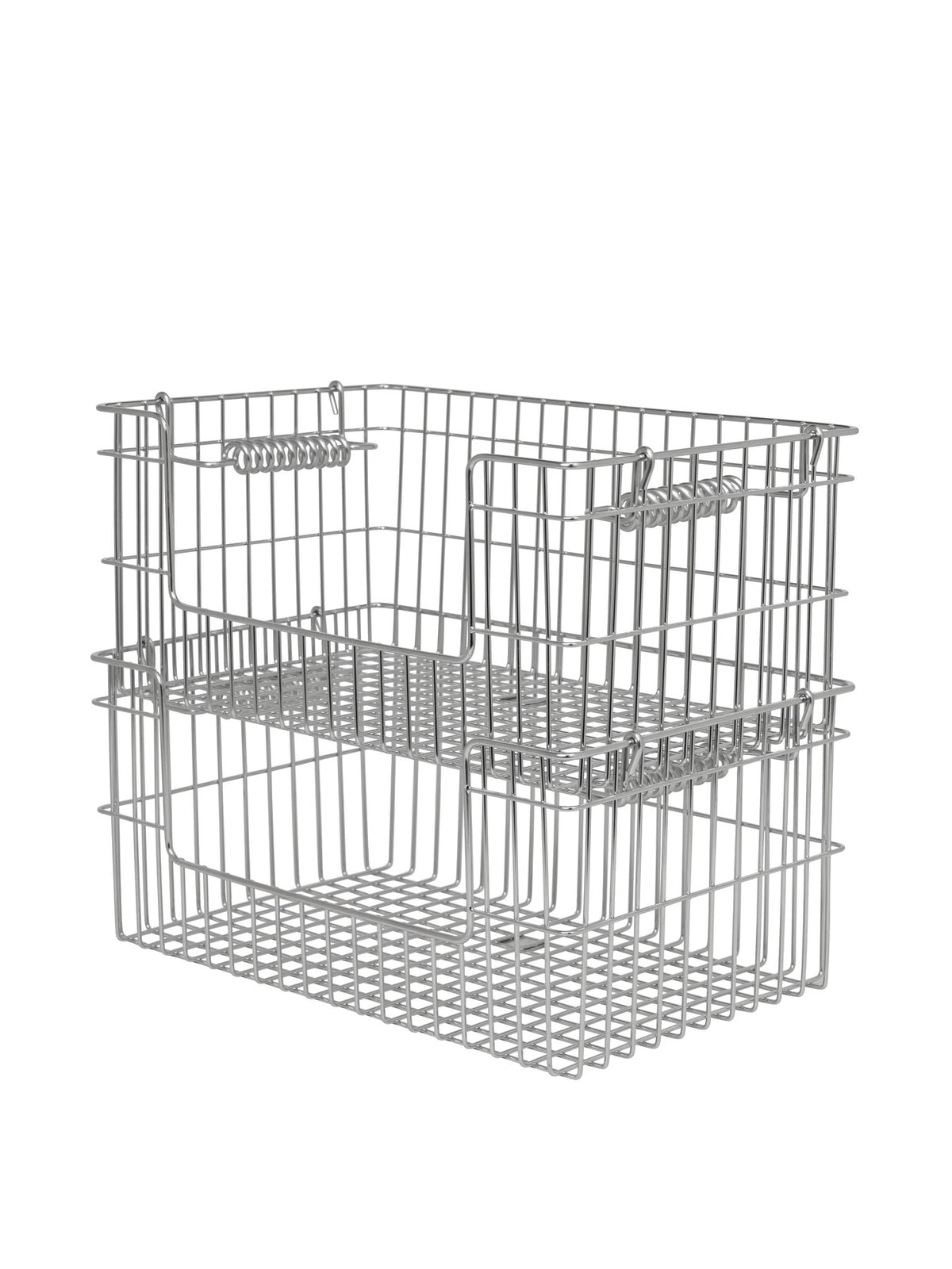 Zwei offene stapelbare Aufbewahrungskörbe aus Edelstahl mit Spiralgriff und Frontöffnung, Ferm Living Cala Serie, Höhe 13 cm.