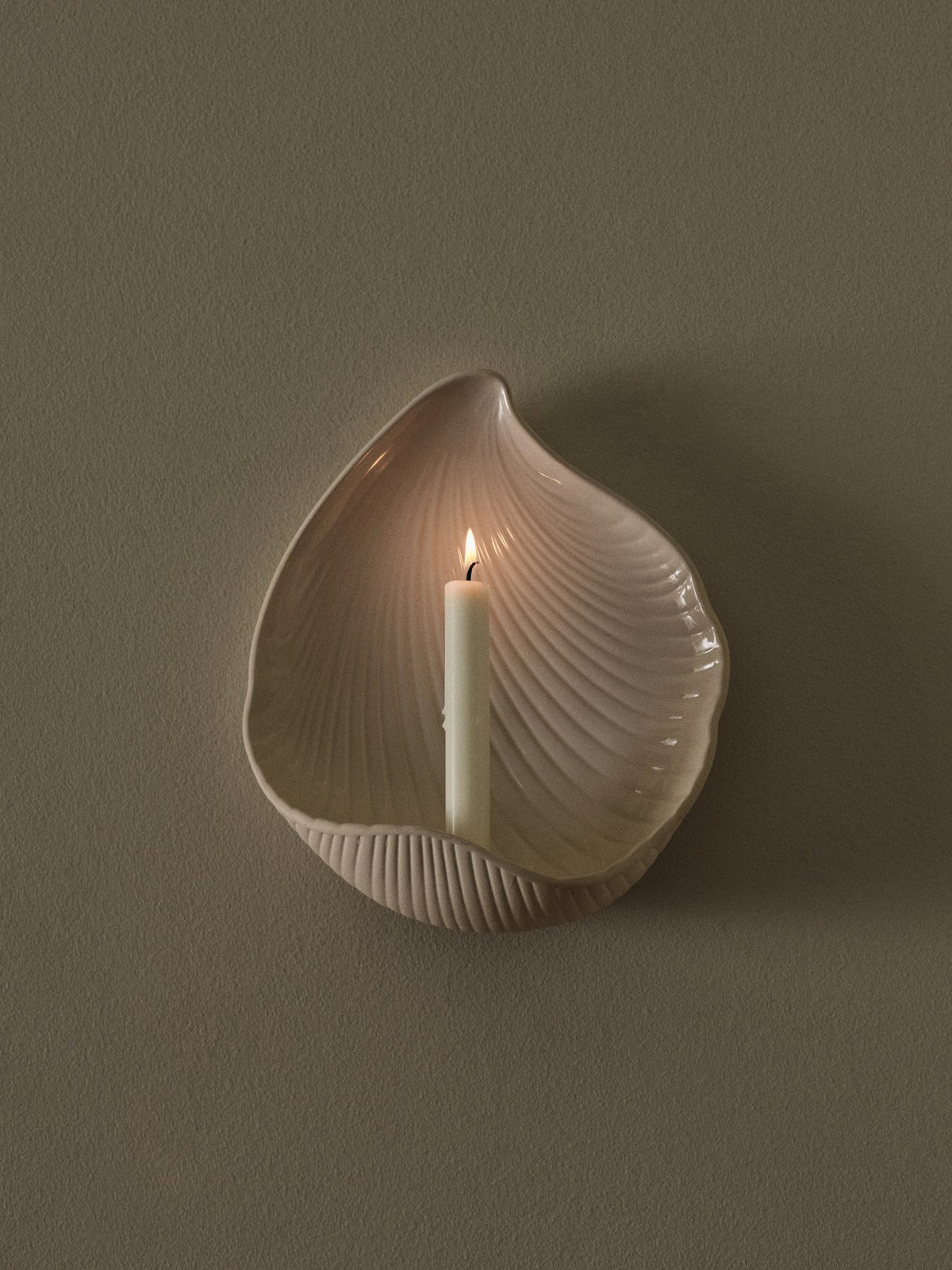 Wandkerzenhalter Shell von Ferm Living aus Steingut in Off-White, muschelförmig, Oberseite glasiert und Unterseite unglasiert.