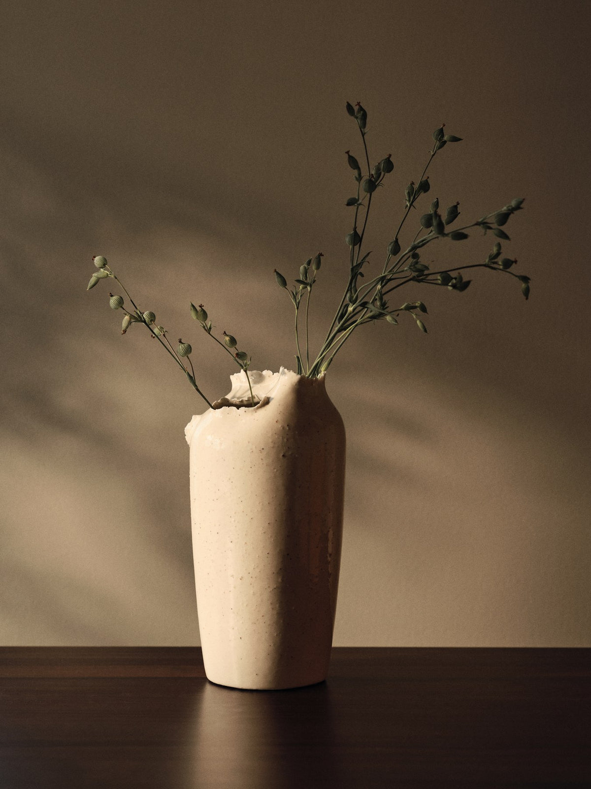 Off-White Vase Tereo aus glasiertem Steinzeug mit handgeformter Öffnung und texturiertem Rand, schlichte hohe Form, Höhe 27 cm.