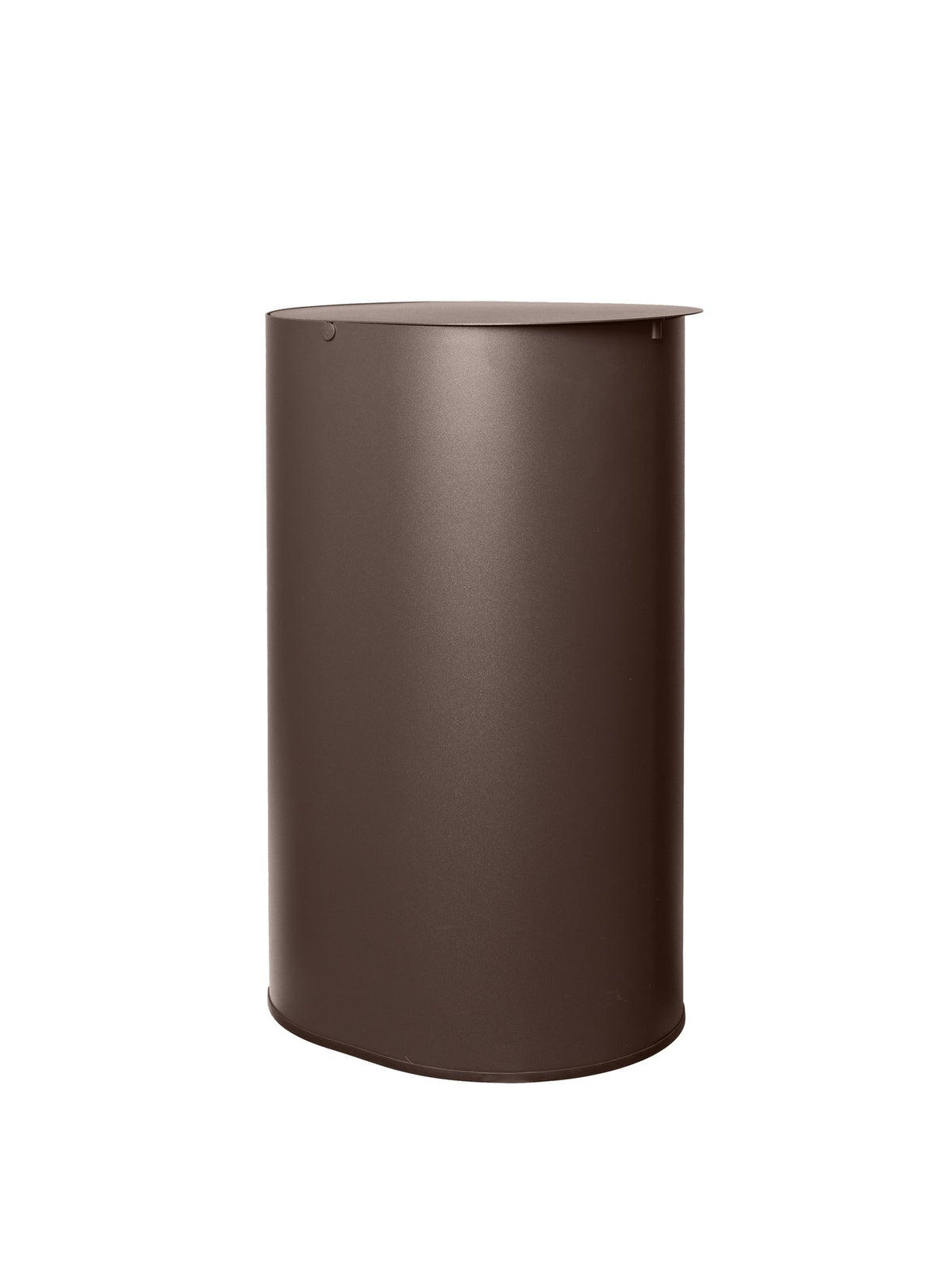 Enkel Behälter von Ferm Living: ovaler Mülleimer aus pulverbeschichtetem Kohlenstoffstahl in dunkler Schokoladenfarbe mit Metallgriff am Innenbehälter.