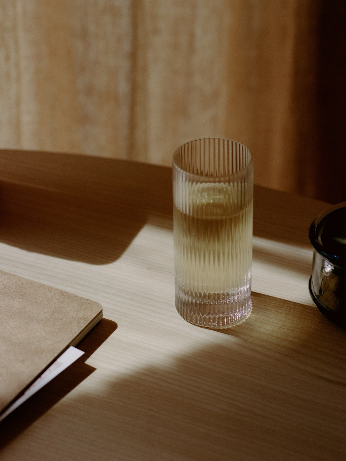 Zwei Highball-Gläser aus mundgeblasenem, recyceltem Glas mit geriffelter Oberfläche in Blush, Höhe 16 cm, Durchmesser 7 cm.